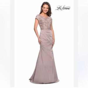 NWT Femme | Dress Lounge - Size  14
Dress Lounge